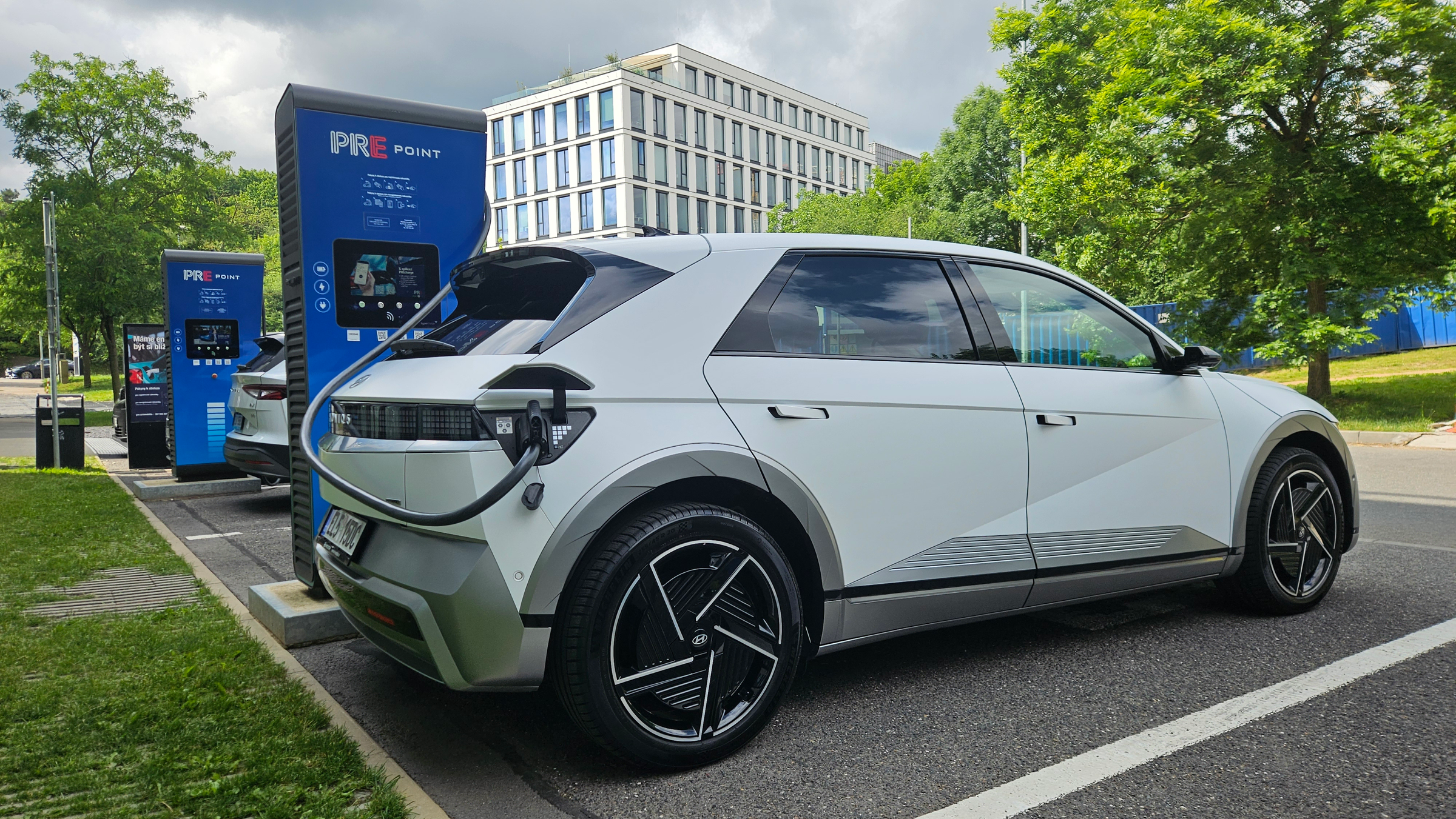 Nabíjení elektroauta u nabíječky PRE